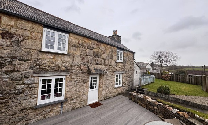Camelford House | 3 Double Bed Character Cottage in Quiet Hamlet