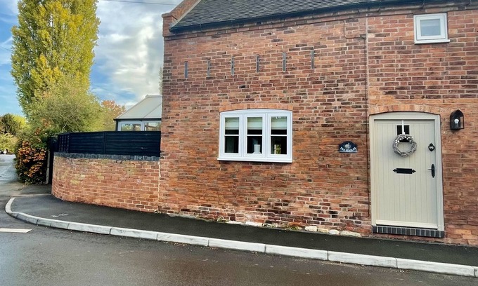 Rolleston on Dove Cottage | 3 double bed Cottage in beautiful village on the Staffordshire/Derbyshire border