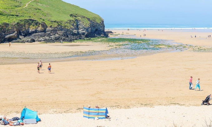 Mawgan Porth Apartment | 3 Europa Court - Dog friendly apartment close to Mawgan Porth beach, communal heated swimming pool