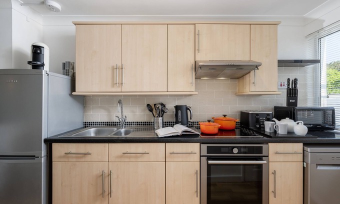 Mawgan Porth Apartment | 3 Europa Court is a delightful ground-floor apartment in Mawgan Porth
