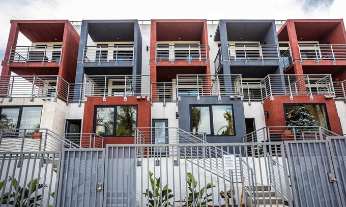 Bankers Hill Condo | 3 Floor TownHouse Next to Downtown Max 12 sleepers