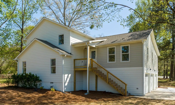 Acworth House | 3 FULL BATHS and newly renovated! Conviently located!