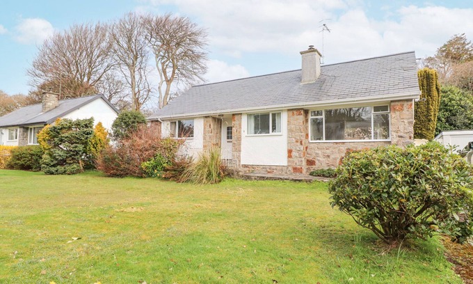 Mynytho Cottage | 3 GLYN Y MOR, pet friendly, country holiday cottage in Llanbedrog