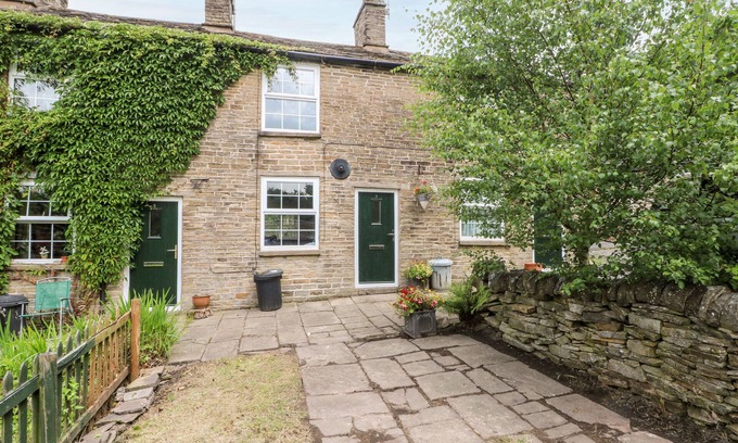 Kerridge Cottage | 3 HIGHER LANE, romantic, character holiday cottage in Bollington