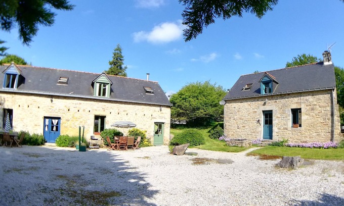 Ploerdut Cottage | 3 houses with 6x3 beds, approx. 1 hectare of land and a swimming pool.