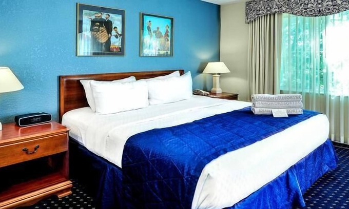 Mishawaka Hotel | 3 Kid-friendly Units w/ Private Kitchenettes! Pool, Game Room & Sports Court!