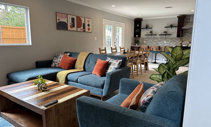 Sharpstown House | 3 KING BEDS - 3 QUEEN - 4 TWINS - 5 BED ROOMS