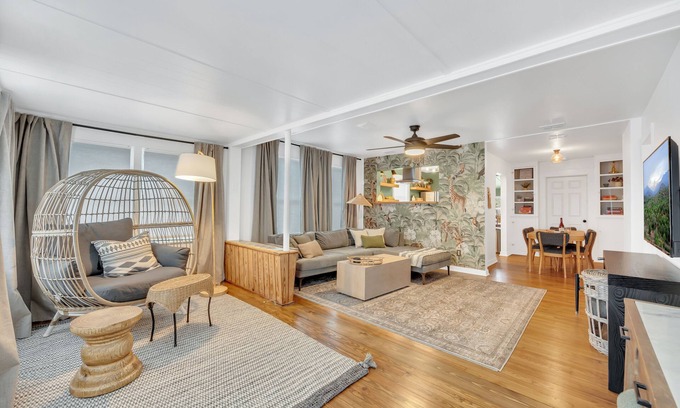 Murray Hill House | 3 King Beds - Family Friendly - Central Location.