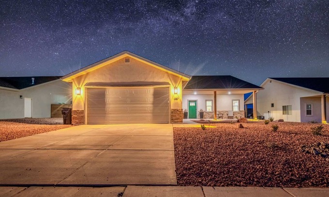 Kanab House | 3 King Suites + Private Hot Tub | Near Zion