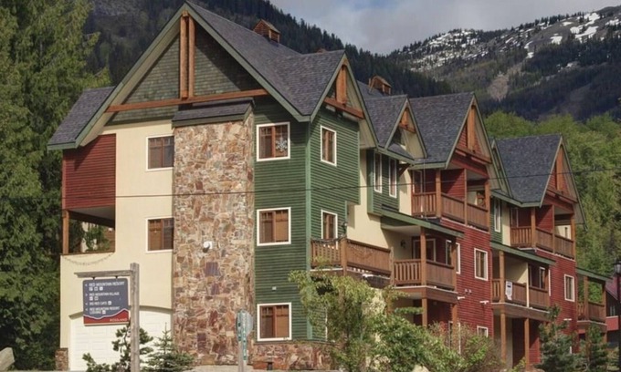 Rossland House | 3 level Townhouse with Private Hot Tub and Garage - close to ski hill.