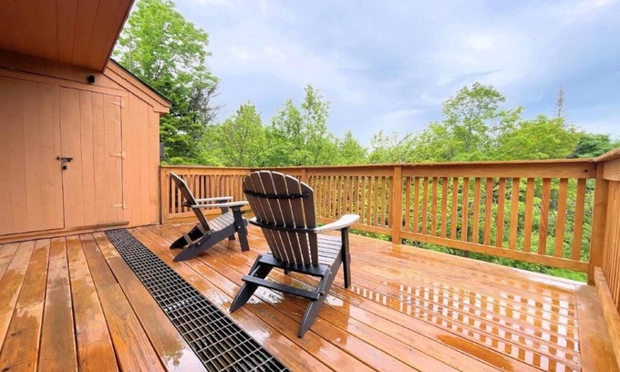 Bromley Mountain House | 3 Luxurious Levels of Living at this Bromley Willows Townhouse