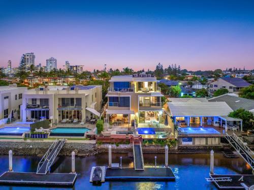 Surfers Paradise Villa | 3 m Luxury Waterfront Villa in Paradise Pets Welcome