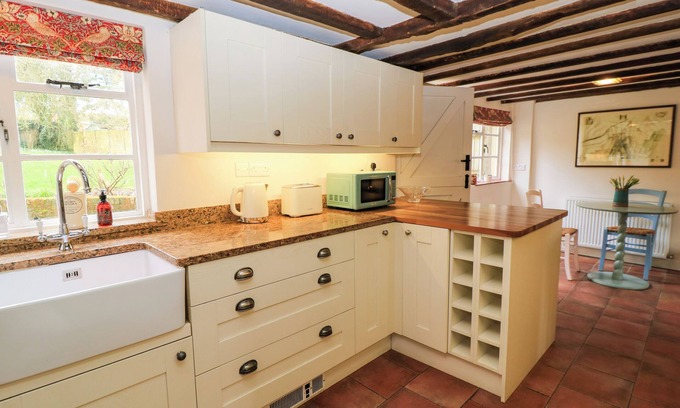 Chawton Cottage | 3 MALTHOUSE COTTAGES, pet friendly, with a garden in Alton, Hampshire