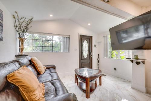 Royal Poinciana House | 3 Mi to Beach Hollywood Treehouse with Deck and Yard!