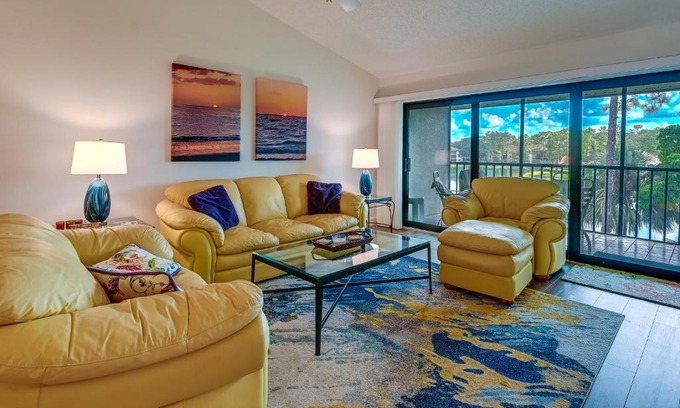 Naples Apartment | 3 Mi to Beaches Naples Condo with Pool Access!
