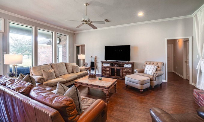 Aubrey House | ~ 3 Mi to Dtwn: Aubrey Vacation Rental w/Patio!