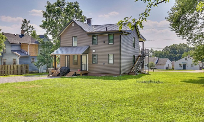 Youngstown Apartment | 3 Mi to Dtwn: Quiet Youngstown Apt w/Deck!