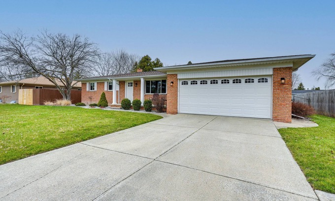 Saginaw House | 3 Mi to Dtwn Saginaw: Spacious & Updated Home!