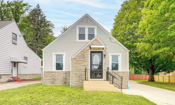 Youngstown House | 3 Mi to Dtwn Youngstown & YSU: Family Home w/Yard