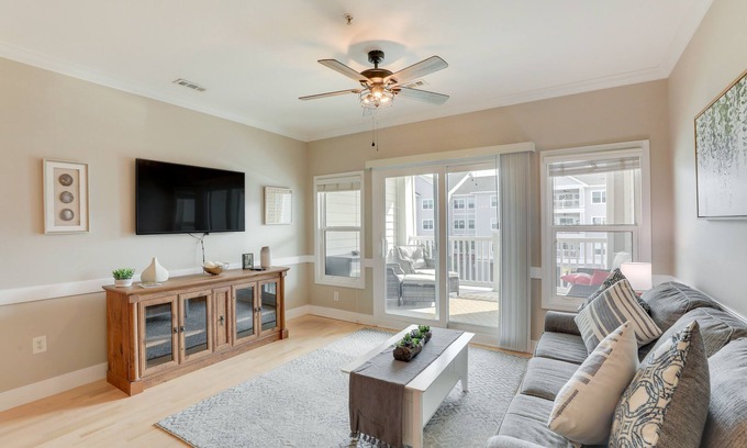 Charleston Condo | 3 Mi to Folly Beach: Condo w/Pool Access!