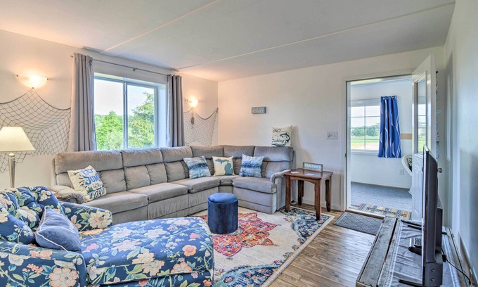 Central Lake Cottage | 3 Mi to Lake Michigan: ‘The Country Cottage’