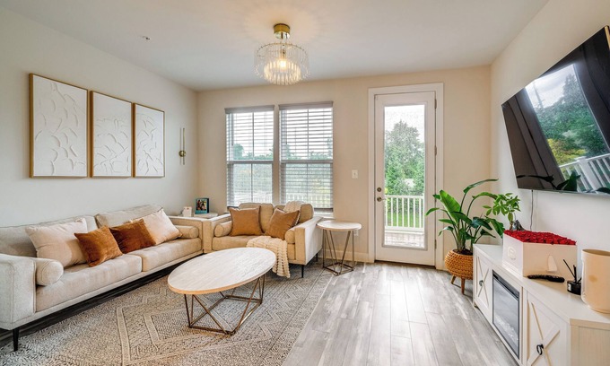 Largo House | 3 Mi to NW Stadium: Modern Retreat in Largo