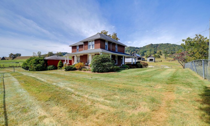 Bristol House | 3 Mi to South Holston Lake: Home w/Mtn Views