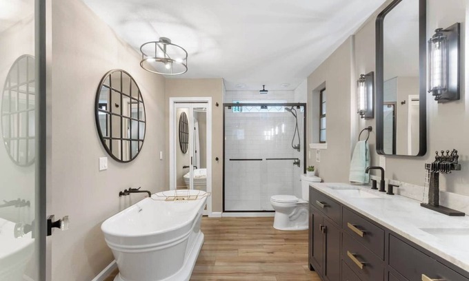 Warrington House | 3 miles from NAS * King and Queen Bed * Covered Patio * Luxury Bath * Open concept Living
