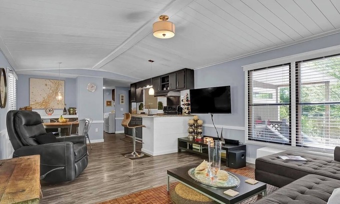 Hampstead House | 3 Miles from Surf City Beaches & Pet Friendly