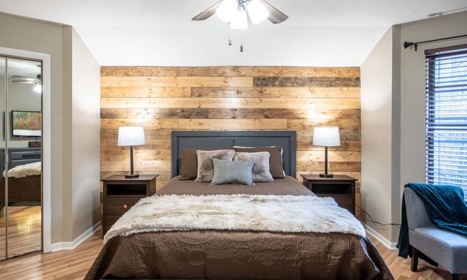 Gatlinburg - Pigeon Forge Ski Chalet | 3 Miles to Downtown Gorgeous 2BR Cabin w/HOT TUB