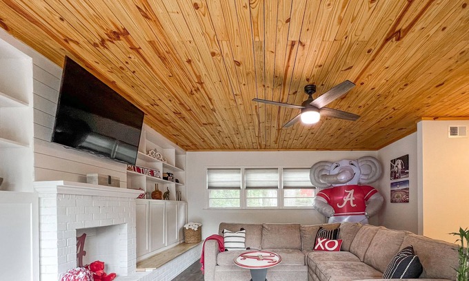 Northport House | 3 min drive to T-town! Big Al Blow Up, 5 TVs, Grill, 2 Living Rms, Bkyd & Patio