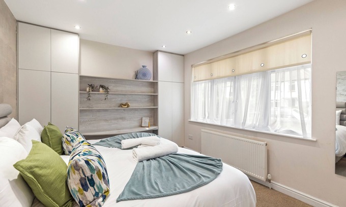 Brent Cross House | 3 Min to Tube, Modern Home Sleeps 12 Adults London