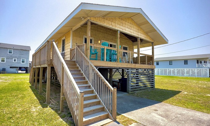 Kill Devil Hills House | 3 Minute walk to the Beach, 1 block from the beach.