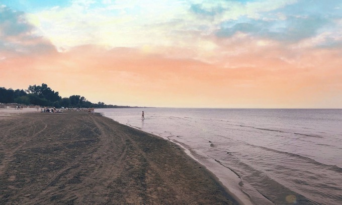 Wasaga Beach House | *3 MINUTE WALK* to best beach in Wasaga! Romantic private treed cottage getaway!