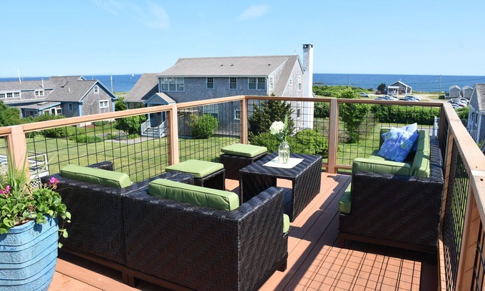 Adamsville House | 3 minute walk to the beach, panoramic water view, pastoral setting -pet friendly