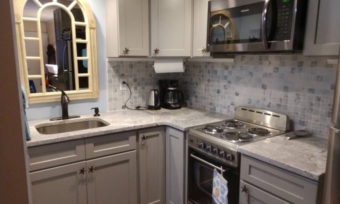 Atlantic Beach Apartment | 3 Minute walk to the Ocean!