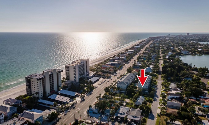 Redington Beach House | 3 Minute Walk to Beach! Sleeps up to 9- Gorgeous Beach Home