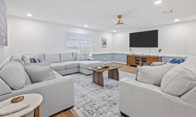 Prien House | 3 Minutes to Casino/Pool & Hot Tub