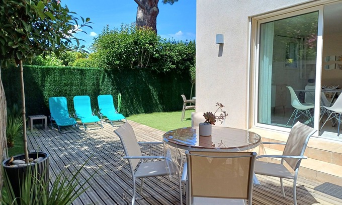 Saint-Cyr-sur-Mer Apartment | 3 minutes walk from the sandy beach . Ideally located, Garden, quiet, Parking
