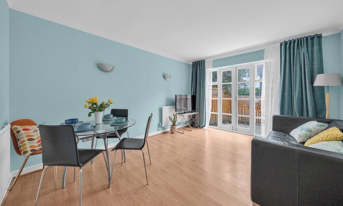 Tower Hill House | 3 minutes walk to Tower Bridge renovated 2 Bedrooms house with parking & garden