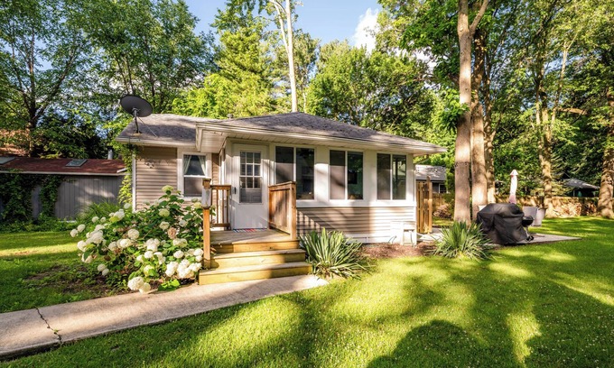 Union Pier Cottage | 3 Nt Min! Union Pier Cottage Close To Beach & Downtown!