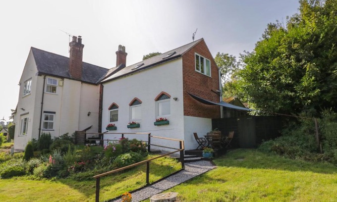 Pulverbatch House | 3 Oaks Lodge