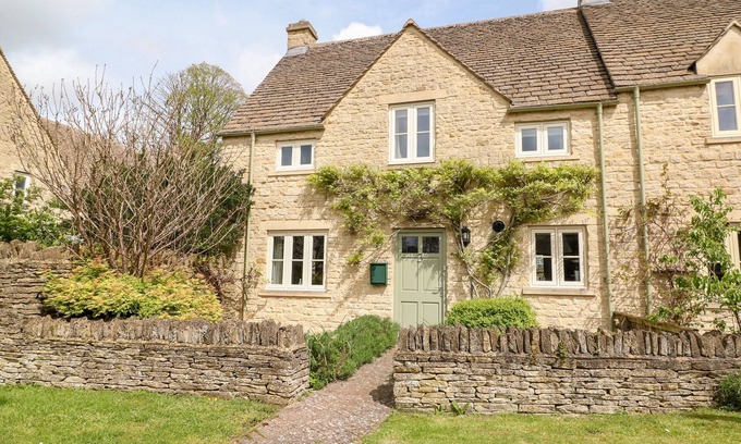 Quenington House | 3 PAINTERS FIELD, family friendly in Quenington, Near Cirencester