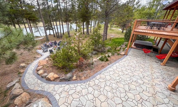 Oregon Water Wonderland House | 3 private acres of wildlife, Dock, Hot Tub, Pool Table, Disc Golf, Sledding