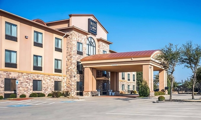 Mineral Wells Hotel | 3 Queen Beds Suite | Red Lion Inn & Suites w/Kitchenette, Near Clark Gardens
