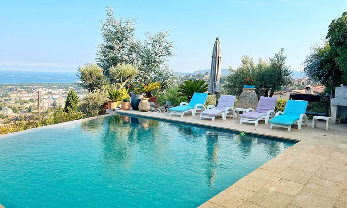 Mandelieu-La-Napoule Apartment | 3 room apartment on the ground floor of a villa with sea view
