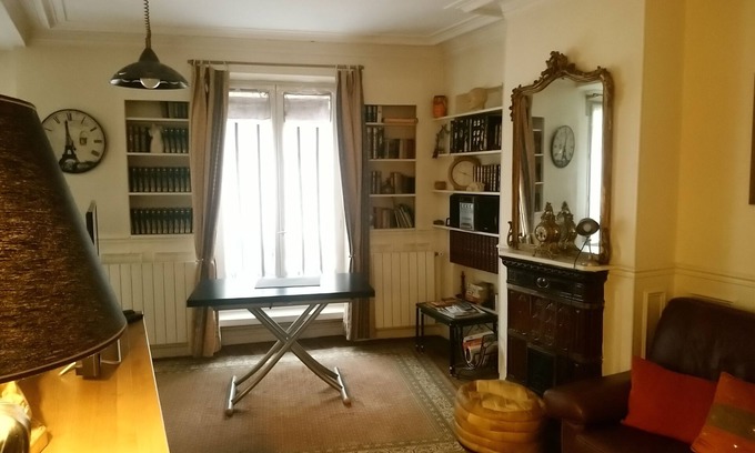 Quartier de la Folie-Mericourt Apartment | 3-room apartment 50m2 on the 1st floor of a building facing south
