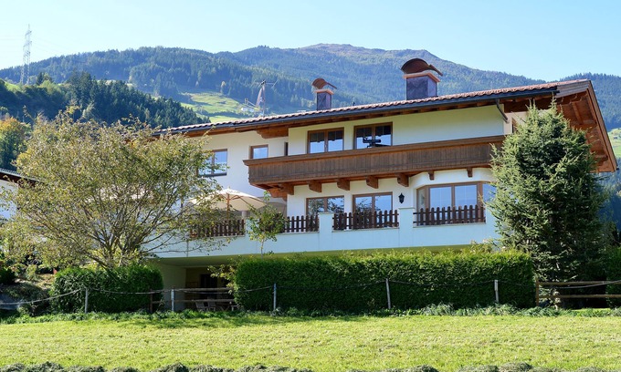 Fuegenberg Apartment | 3-room apartment - 82 sqm upstairs - for 6 pers. (max. 4 adults and 2 children), sep. Entrance, parking lot