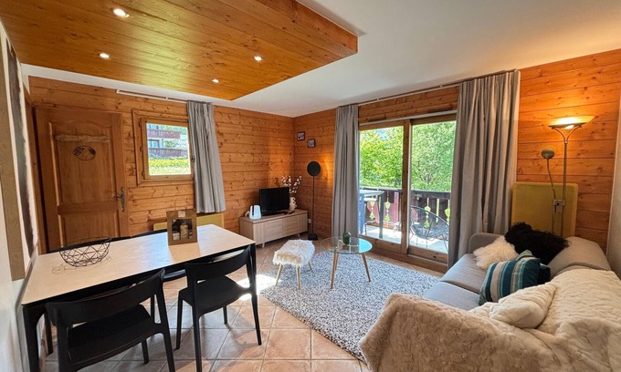 Meribel Village Apartment | 3-room apartment for 4 people in Méribel, near slopes, terrace, parking, WIFI