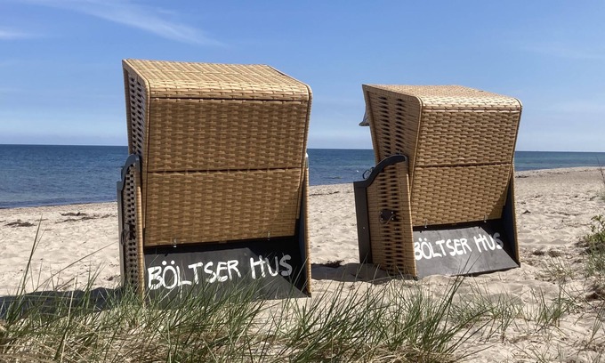 Kraksdorf Apartment | 3 room apartment with balcony for up to 6 people, beach chair, 1,000 m to the beach, fireplace